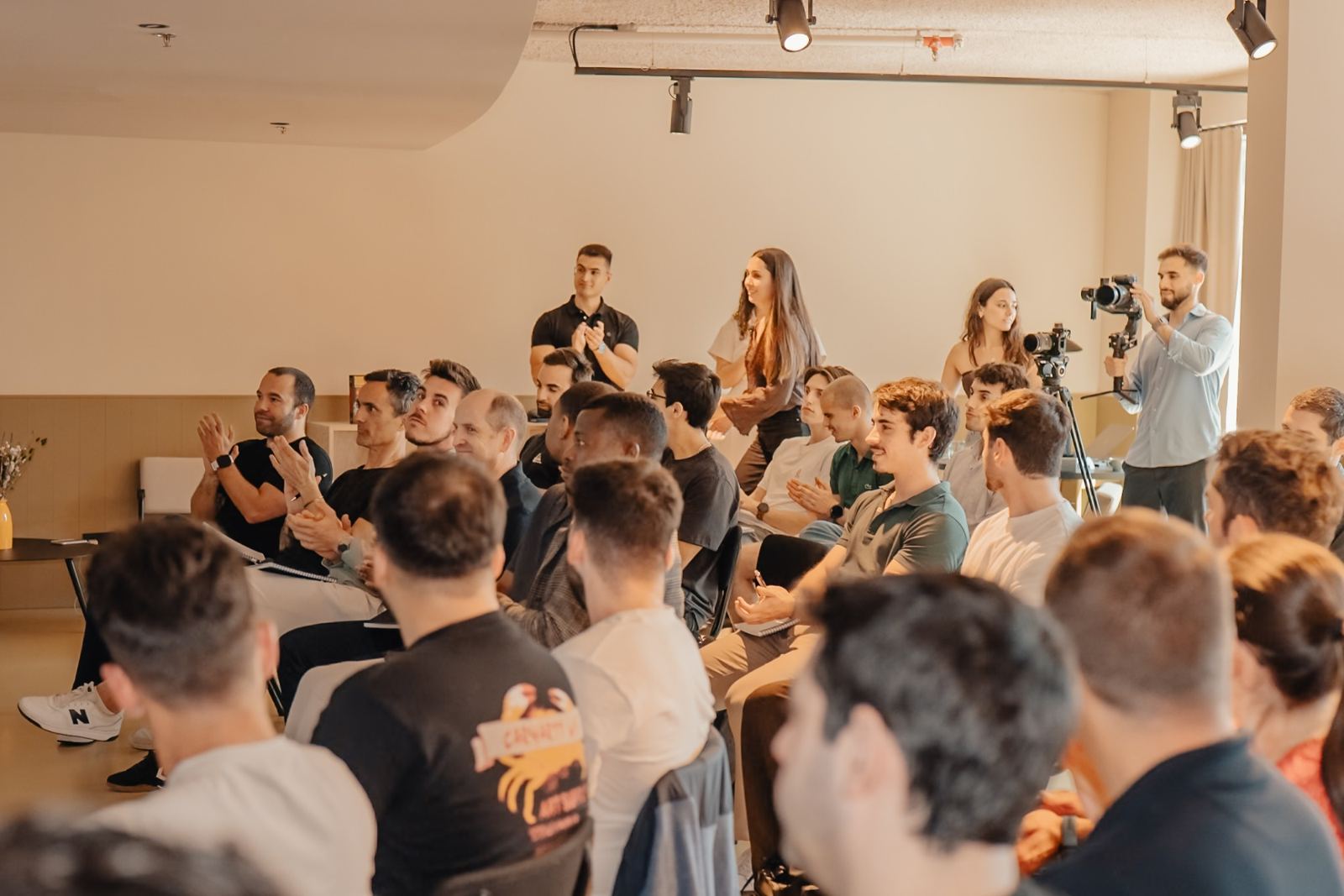 Plateia a aplaudir num evento DROPOWER
