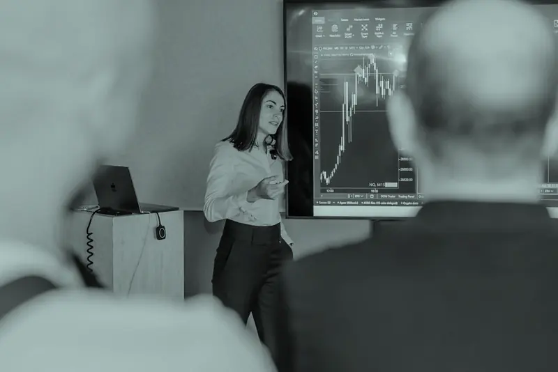 Cátia Fernandes a explicar um gráfico de futuros numa sessão presencial