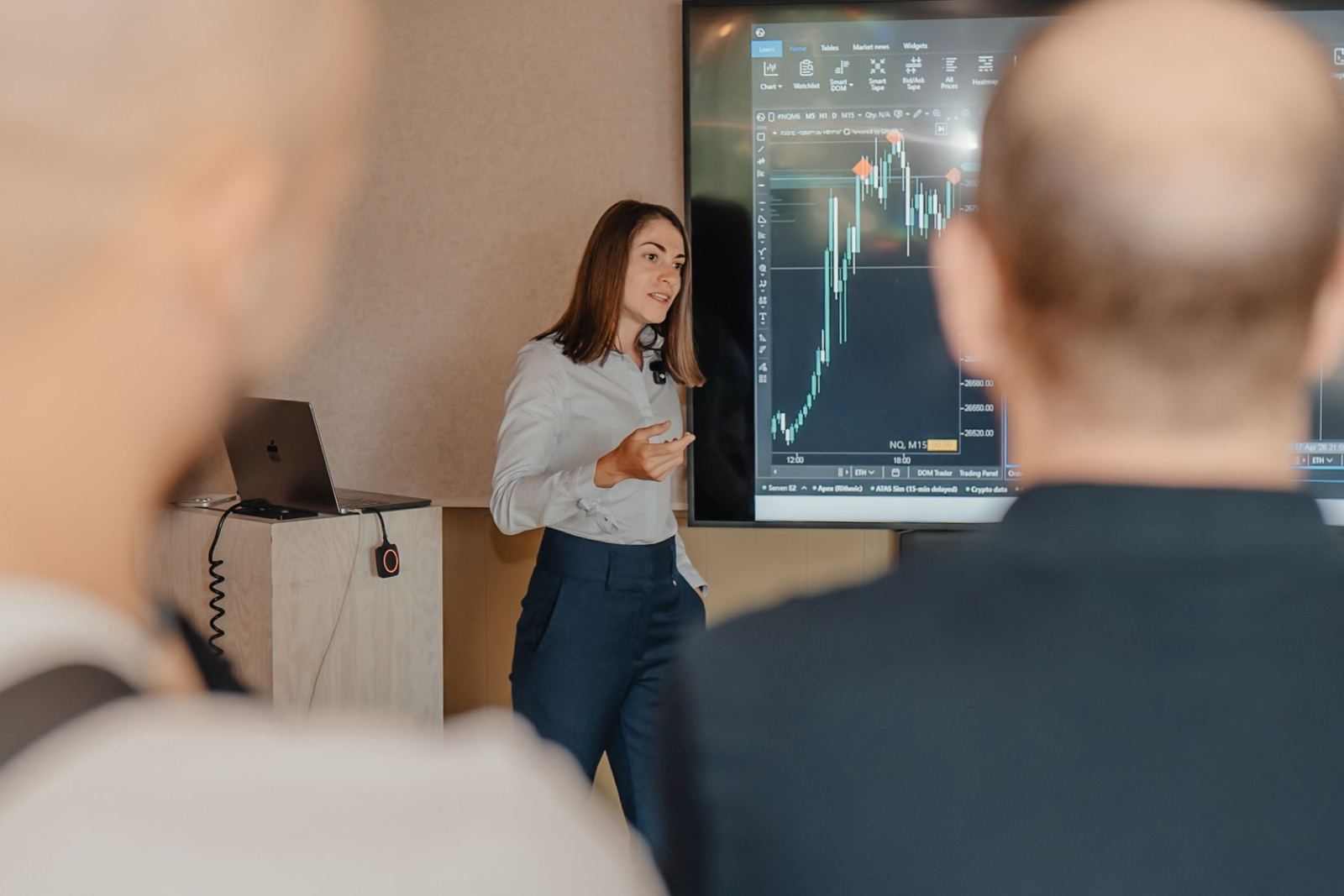 Cátia Fernandes a explicar um gráfico de futuros numa sessão presencial