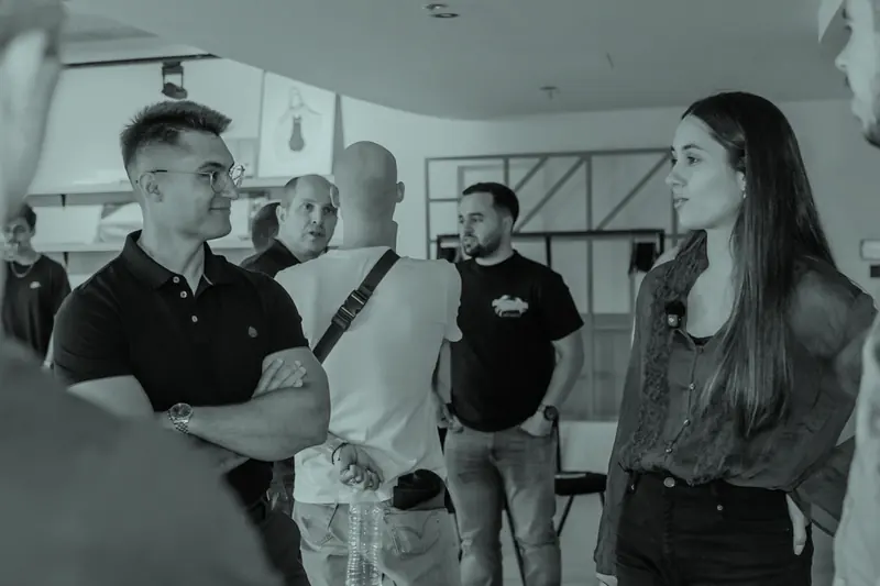 Filipe Almeida e Sara Jorge em conversa com membros num evento DROPOWER