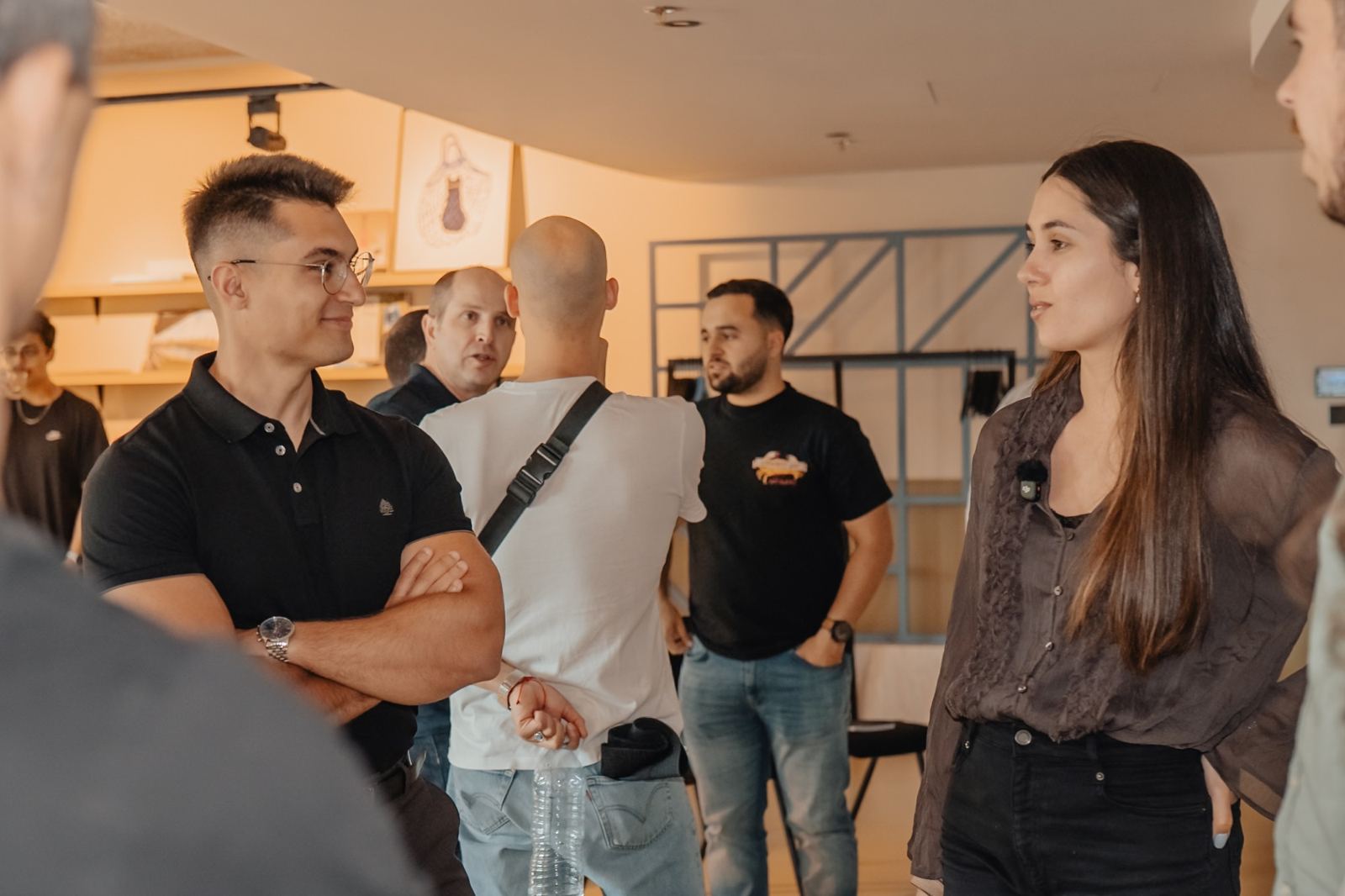 Filipe Almeida e Sara Jorge em conversa com membros num evento DROPOWER