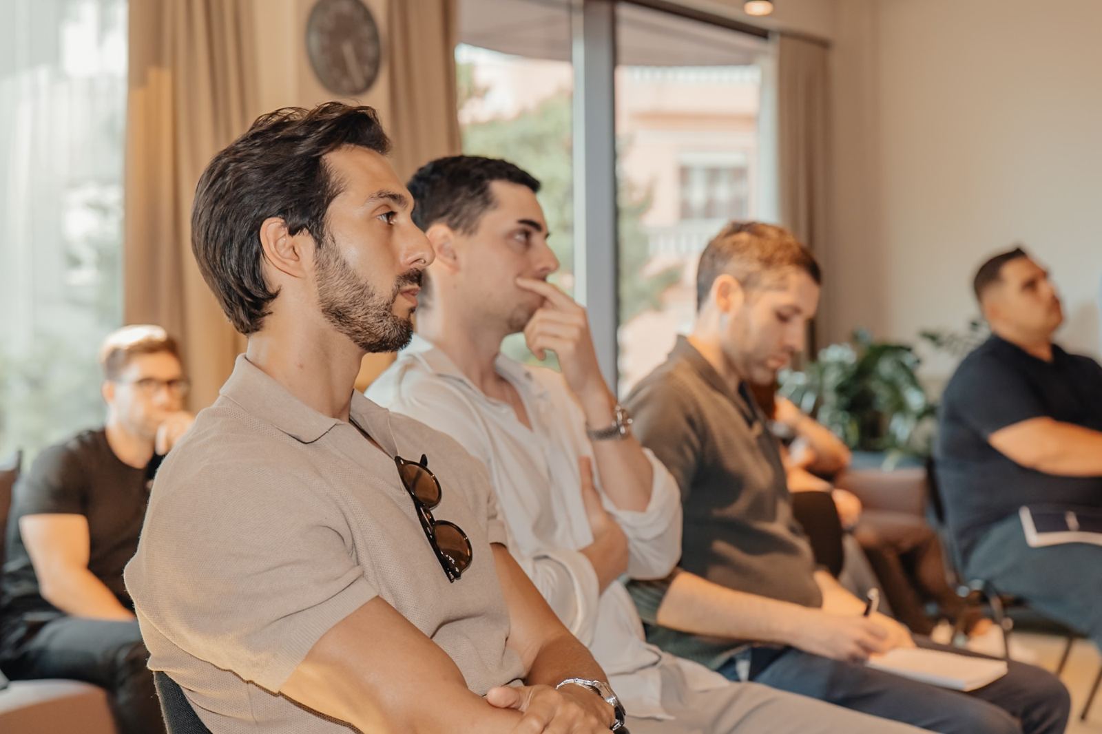 Membros a assistir a uma sessão num evento DROPOWER