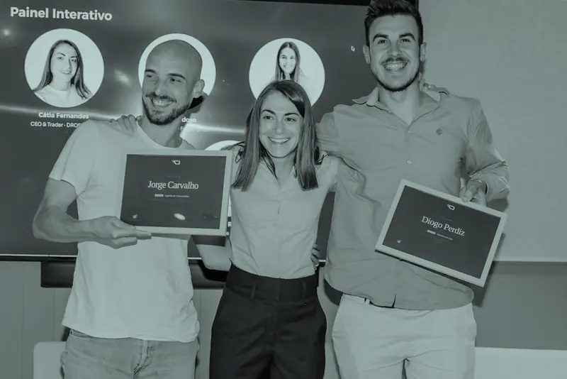 Jorge Carvalho e Diogo Perdiz com os prémios do evento anual, ao lado de Cátia Fernandes
