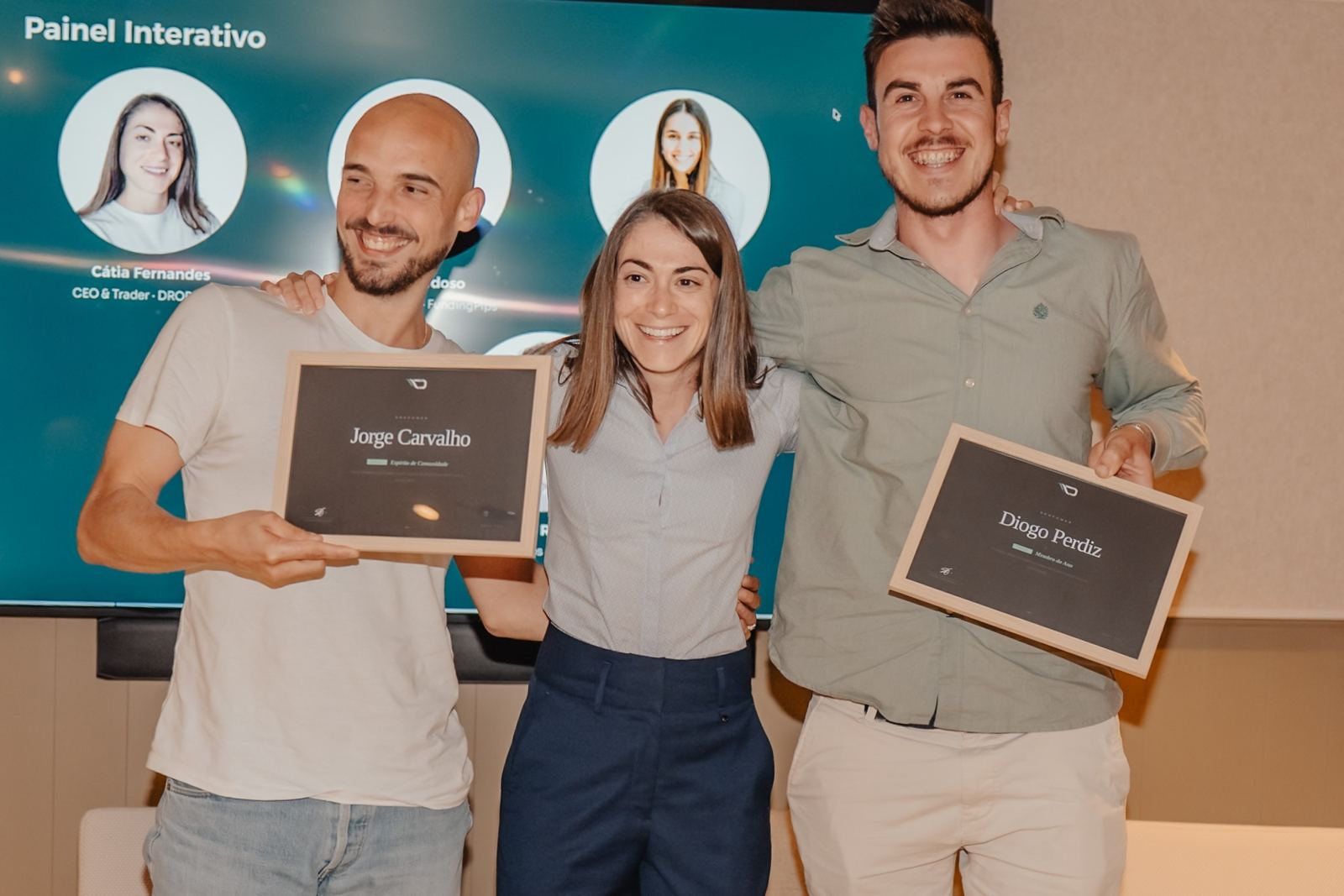 Jorge Carvalho e Diogo Perdiz com os prémios do evento anual, ao lado de Cátia Fernandes